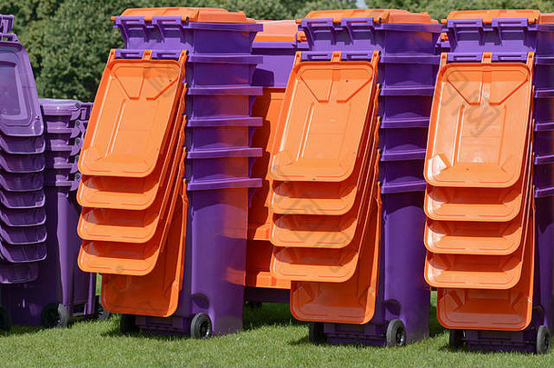节日现场为我们准备了一堆塑料轮箱，以保持地面干净整洁