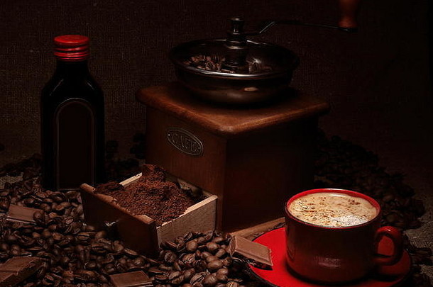 卡布奇诺咖啡配咖啡研磨机和咖啡豆