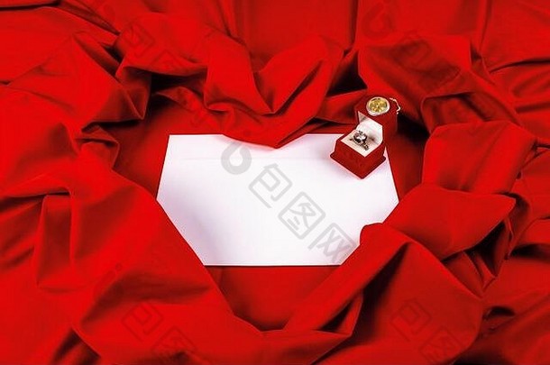 红色织物上的情人节卡片组合。爱情中总有一些疯狂让我成为你的信息。