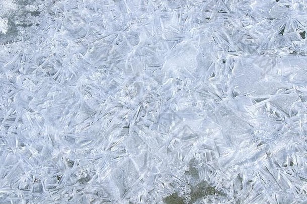 冰的纹理、背景和图案。冷冻水。碎冰。白色背景壁纸。冬天。蓝色和白色。
