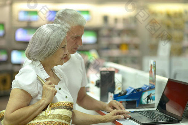 上了年纪的夫妇移动PC