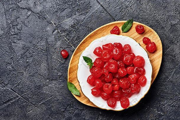 放在盘子里的干樱桃糖。浆果的俯视图。