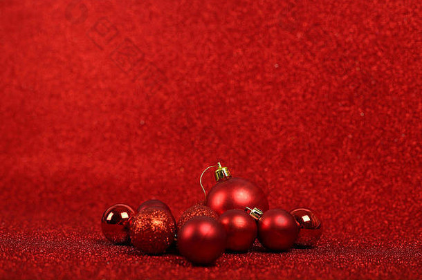 红色闪烁背景上的红色圣诞球，带有空间