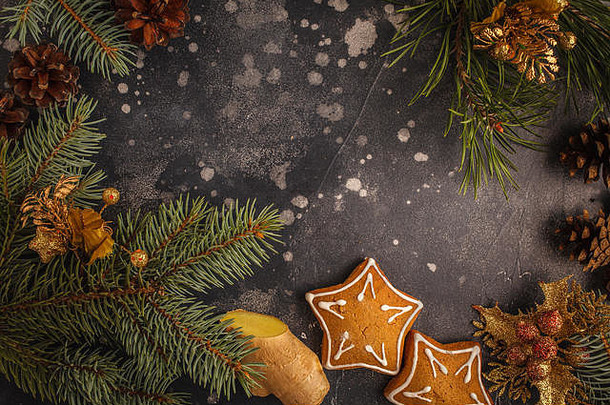 传统的圣诞节姜饼明星饼干圣诞节装饰黑暗背景前视图