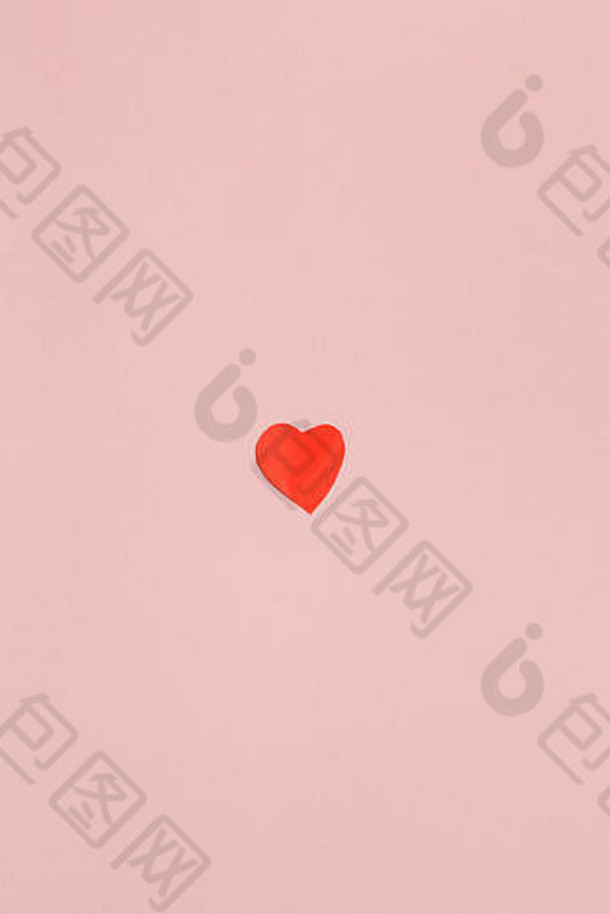 一颗小心形的心，用浅粉色的蜡纸在背景上用红纸剪下