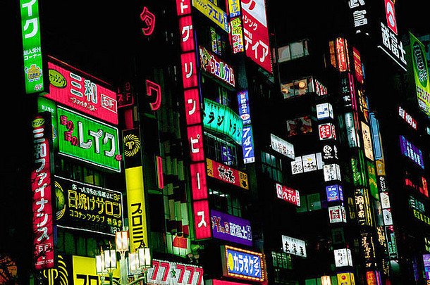 日本东京新宿的灯光和广告