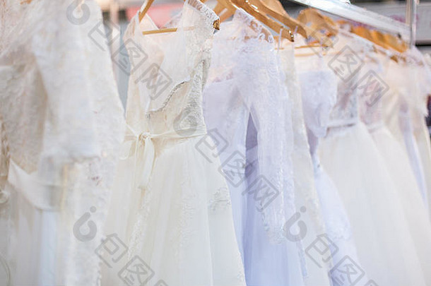 白色婚礼礼服挂计数器商店