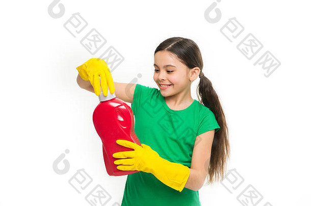 喜欢洗她的衣服。可爱的清洁工戴着黄色的橡胶手套。手里拿着洗衣粉的小孩。使用家用清洁<strong>产品</strong>。准备洗衣服的小孩。