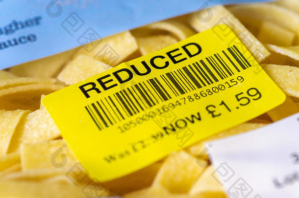 黄色的减少价格食物标<strong>签发</strong>现袋意大利面超市