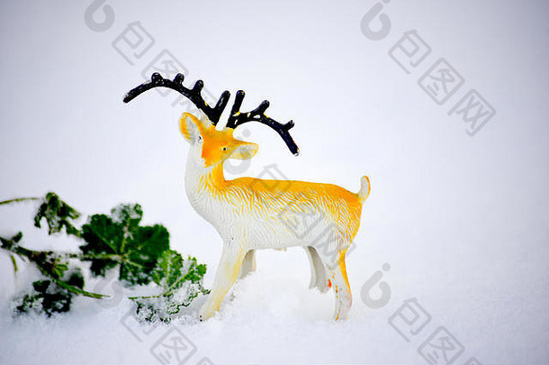 雪上的鹿雕像玩具，冬季主题，图像