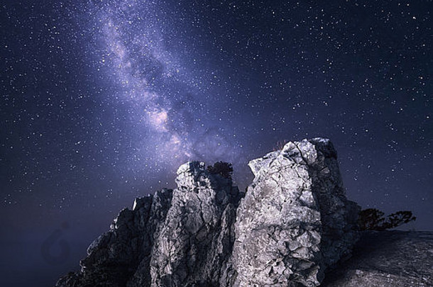 银河系。美丽的夜景，岩石，大海和<strong>星空</strong>。自然背景