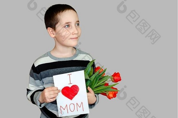 母亲节快乐。小儿子向母亲祝贺，并向郁金香献上鲜花