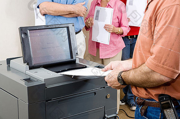 一名男子将选票输入佛罗里达州一台新型光学扫描投票机的特写镜头