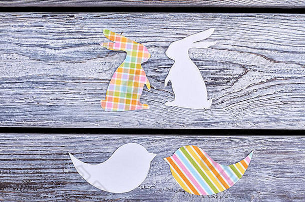 剪下纸兔子和鸟。
