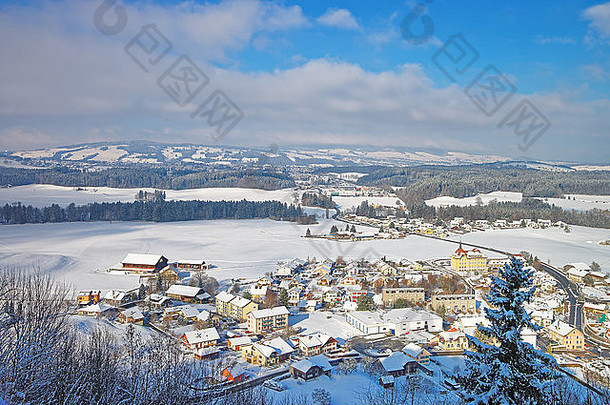 瑞士弗里堡省格鲁耶地区风景如画的小村庄全景