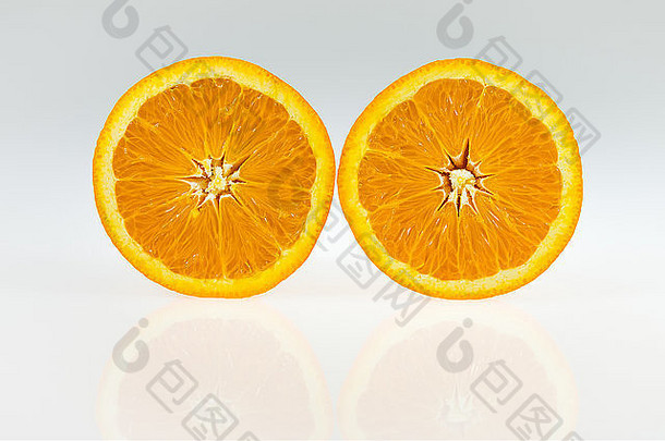 白色和灰色渐变背景上的两部分橙色，底部有橙色反射。拍摄的高分辨率照片
