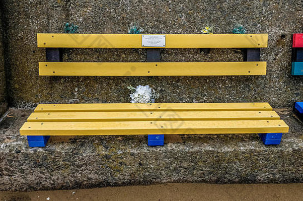 在新布莱顿的长廊上，纪念失去的朋友的长椅。