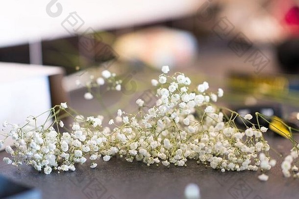 美丽的婚礼鲜花由当地花店设计并组合在一起，为新娘和新郎共同庆祝他们的特殊日子做好准备