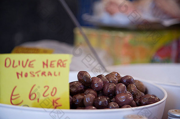 意大利西西里卡塔尼亚市场上的橄榄树