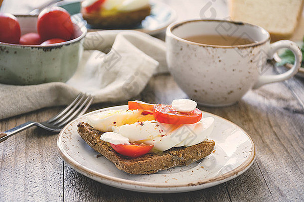 健康早餐桌：烤面包、鸡蛋、水果、蔬菜和绿茶