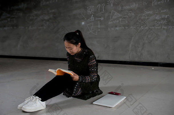 亚洲学生在教室B学习。黑板的背景。