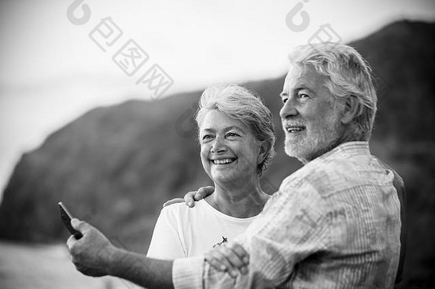 美丽浪漫的老年幸福夫妇肖像，微笑着，用爱拥抱对方-永远在一起的理念和积极的老年幸福生活方式-w