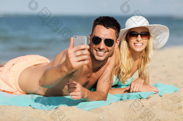 穿着泳衣在夏日海滩散步的幸福夫妇