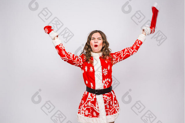 圣诞节、情感和节日概念-白色背景上穿着圣诞老人服装的兴奋的叫喊女人