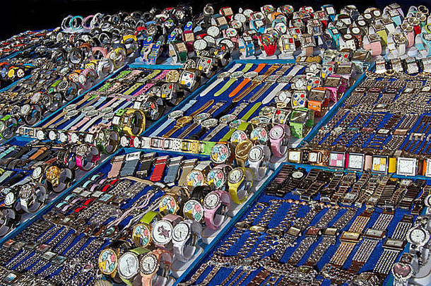2006年，在西班牙大加那利群岛的阿圭内古因当地市场的一个展台上，展出了各种各样的钟表，共捕获了10只大钟