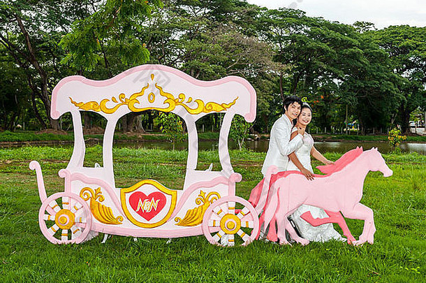 亚洲泰国新娘站马浪漫的马车爱主题王子公主