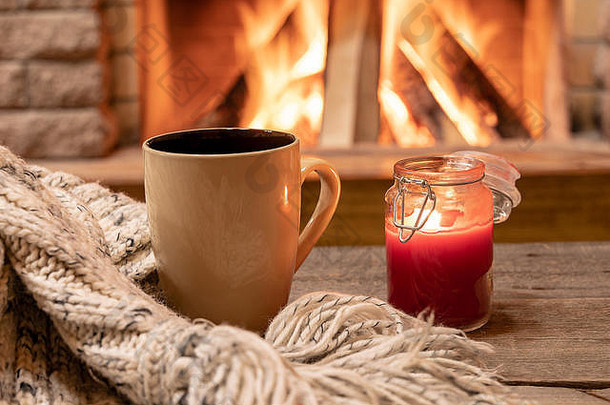 大杯子热茶蜡烛羊毛围巾舒适的壁炉国家房子舒适首页甜蜜的首页