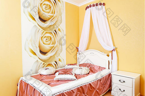 美丽的卧室黄色的室内玫瑰织物枕头