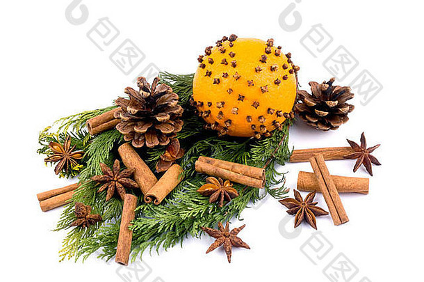 在白色背景上，用图哈树枝和带丁香的橙色装饰圣诞。