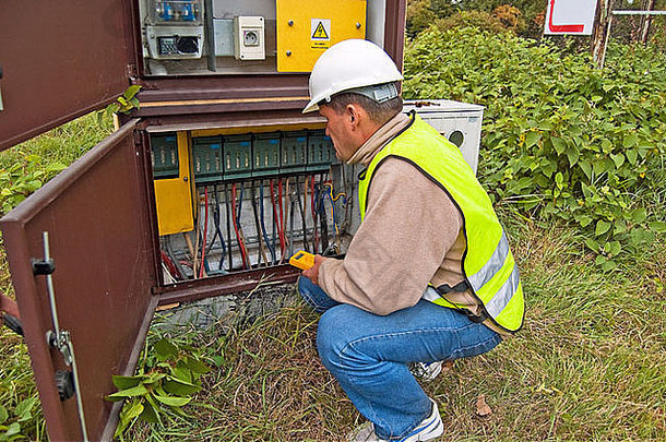 电工检查电气箱接线和电表的状况。