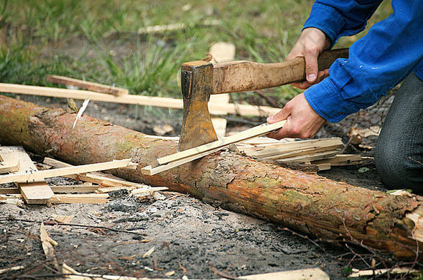 旧斧头卡在砧板上，木头碎片有着自然的背景