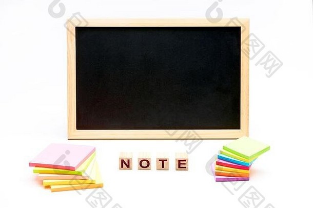 在黑板和一堆帖子旁边贴上便条。教育观念