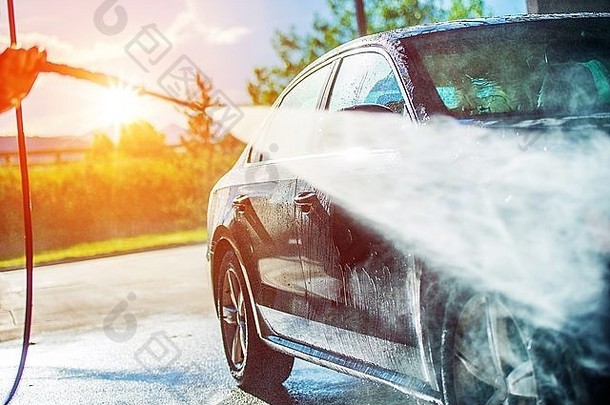 夏季洗车。用高压水清洗汽车。