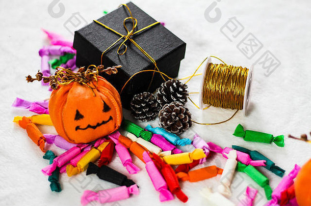 简单的手工制作杰克o灯笼装饰和彩色糖果，万圣节期间不给糖就捣蛋