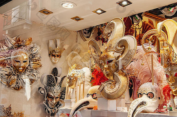 威尼斯狂欢节面具。街头购物。著名的纪念品。意大利市场。意大利威尼斯。