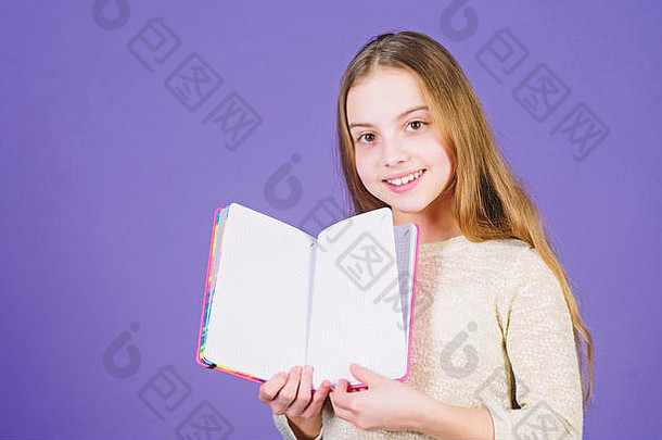 书的概念。儿童文学。发展和教育。阅读技巧。个人日记。记事本计划者。学校文具。了解更多。那个女孩拿着一本紫色背景的书。<strong>儿童图书</strong>记事本。