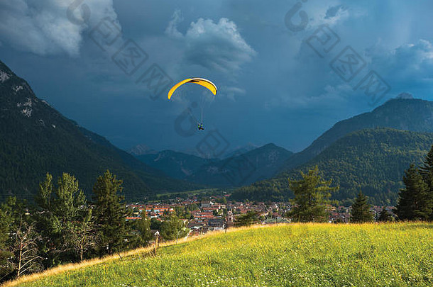 滑翔伞飞行山谷米滕瓦尔德德国