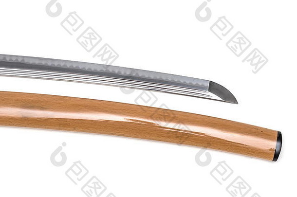 白色背景剑鞘附近的日本剑刃的更多细节。由名为“Tamahagane”的优质钢材制成