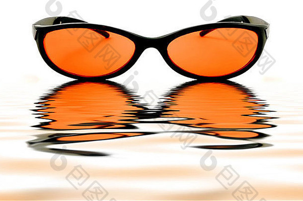 一副橙色太阳镜反射在白色孤立背景上的水池中