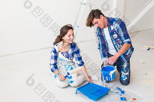 重新装饰改造人概念夫妇油漆墙准备颜色