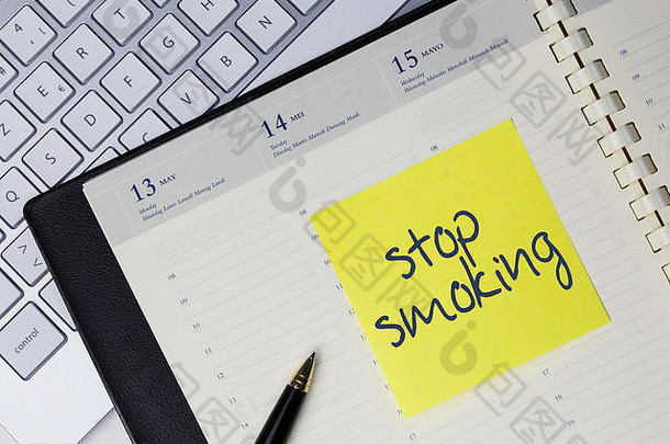 纸请注意单词停止吸烟业务桌子上健康概念
