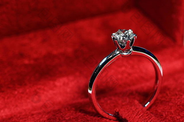 订婚戒指，结婚戒指。钻石戒指是爱情婚姻的象征。