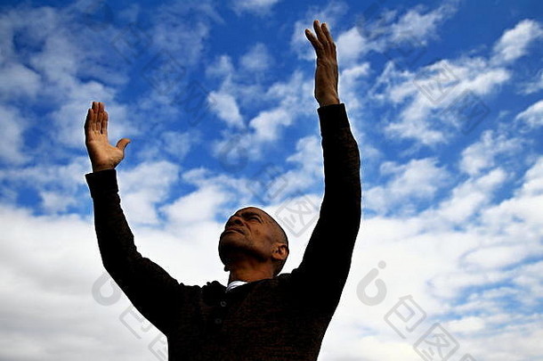 黑人伸出双臂向上帝祈祷仰望蓝天加勒比男子祈祷股票图片和股票照片
