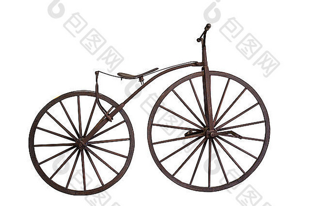 白色背景上隔离有木制车轮的旧自行车，带有裁剪路径