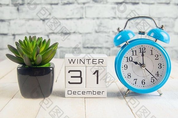 12月31日在木制日历上。冬季月份的第三十天，工作场所的日历。冬天