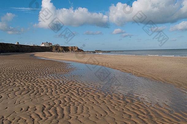 英国安格里亚东部诺福克哈皮斯堡退潮时海滩上的波纹沙